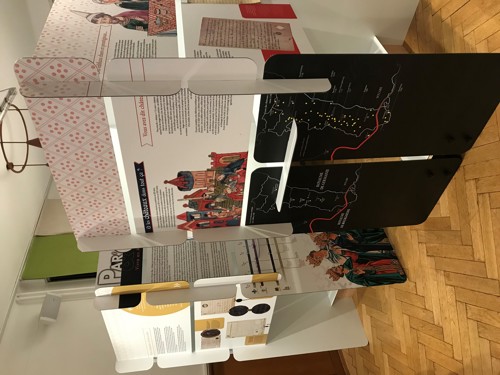 Version "totems" de l'exposition itinérante Par'Chemins et Châteaux